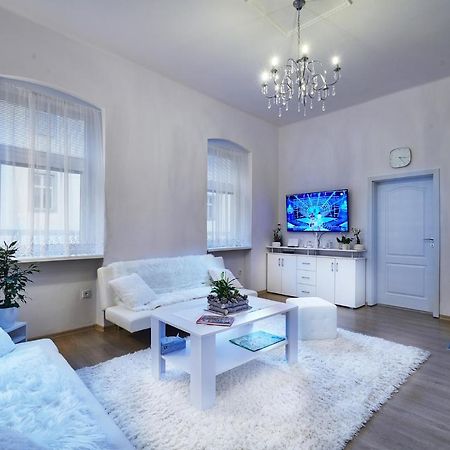 Apartman Bb Centrum Banská Bystrica Buitenkant foto