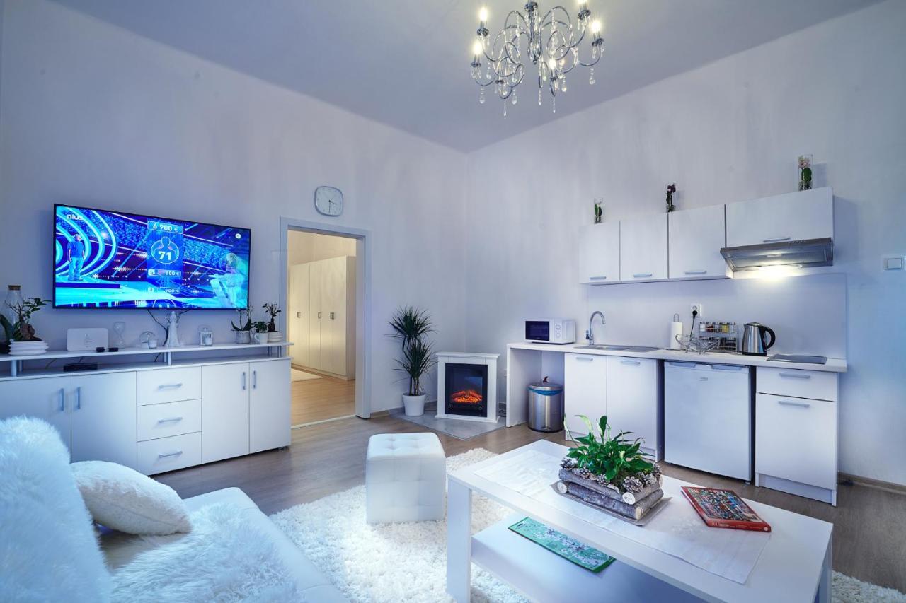 Apartman Bb Centrum Banská Bystrica Buitenkant foto