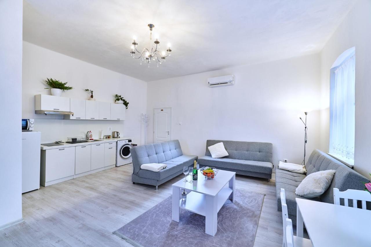 Apartman Bb Centrum Banská Bystrica Buitenkant foto
